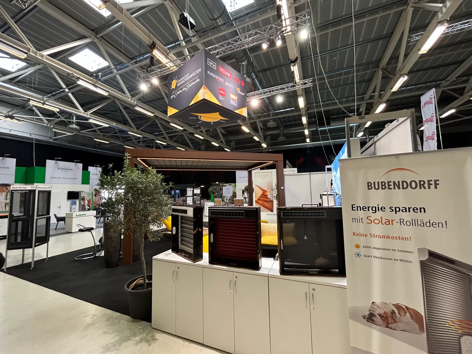 Messestand von Sonnenschutz Schattenwelten mit Produktmustern
