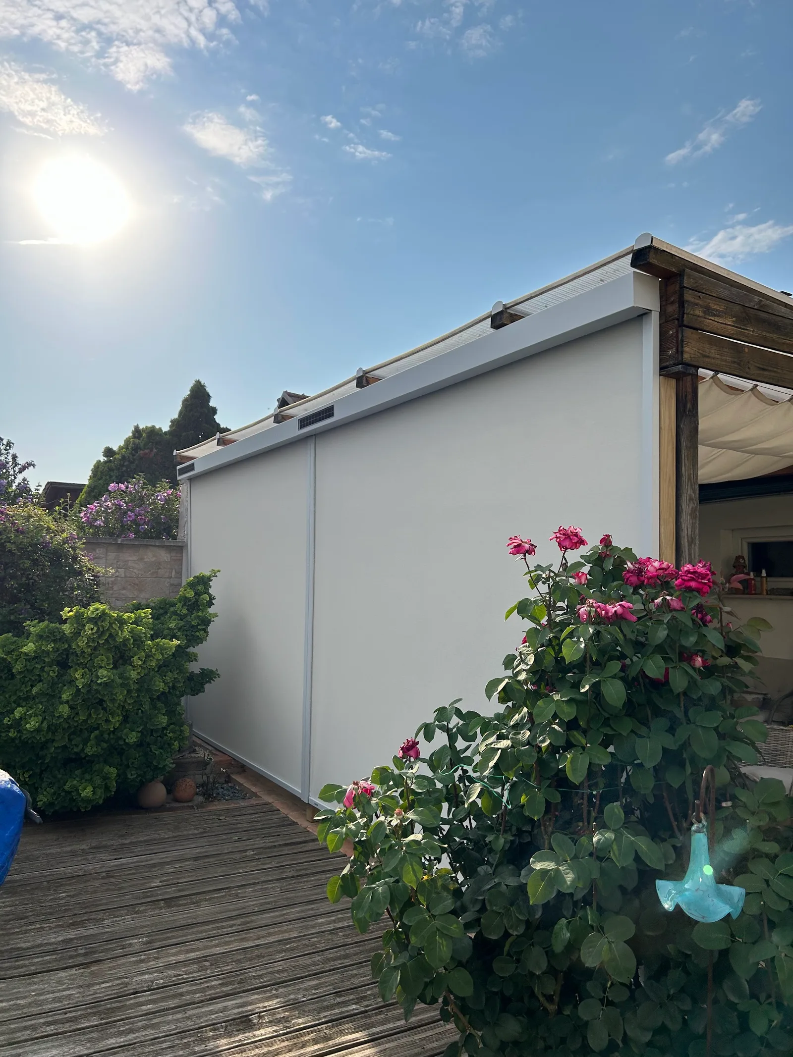 Senkrechtmarkisen an einer modernen Pergola