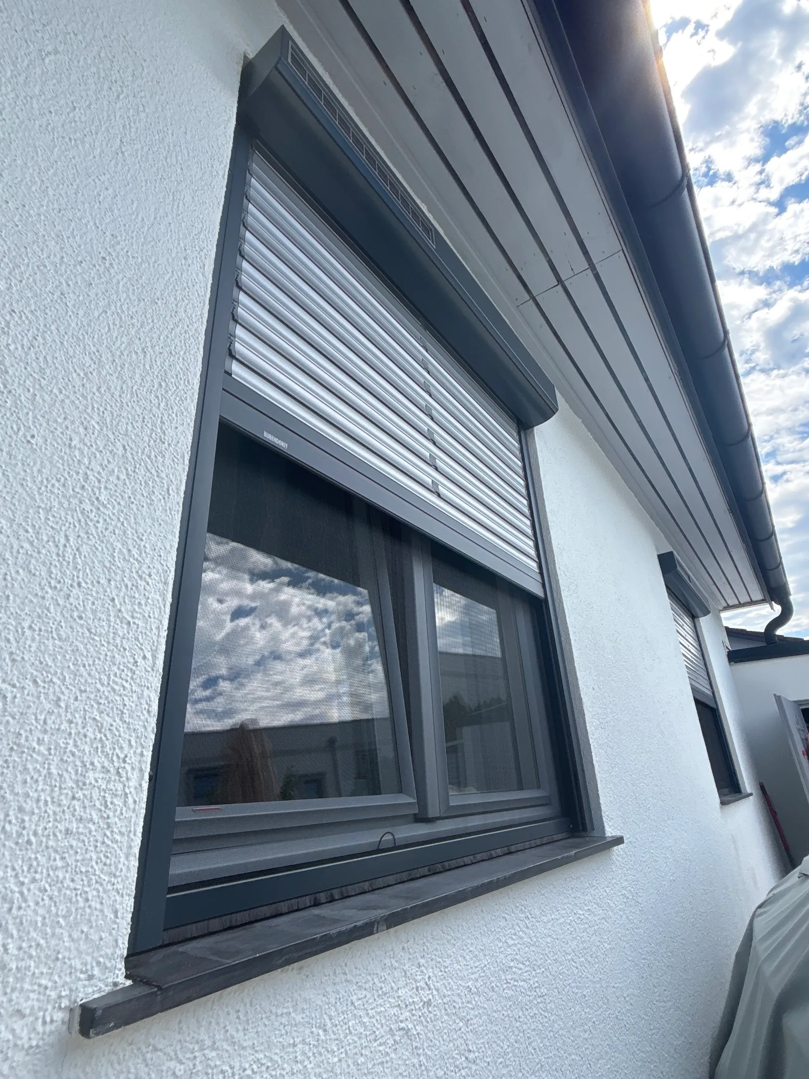 Solarbetriebener Rollladen an einem Fenster